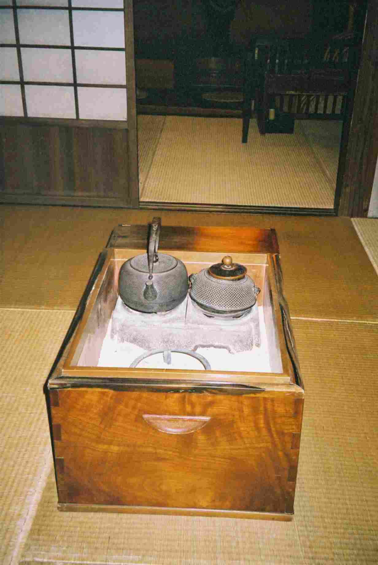 A sandbox tea stove
